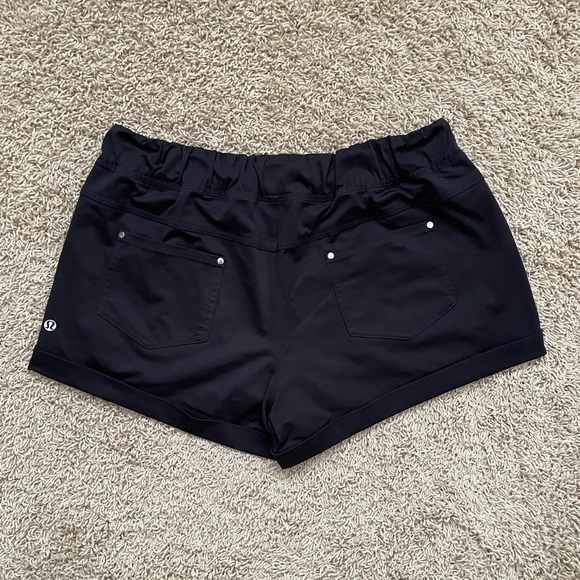 Lululemon Spring Break Away Cuffed Short Black Size 10 - Picture 2 of 4